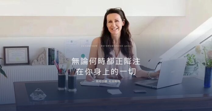 在辦公桌前微笑的女性，手中寫著筆記，桌上有筆筒、筆和筆記本，背景是現代辦公空間。